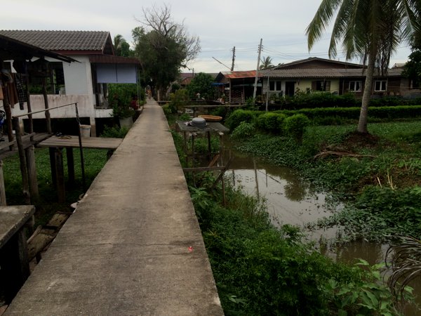 I wandered into the residential area. These houses are built on stilts.