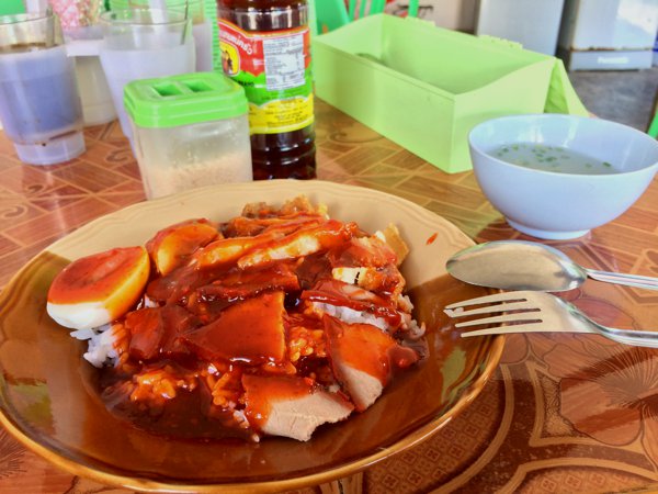 Lunch at a roadside stall. The Thai version of the Singapore's char siew and roasted pork rice. Aroy! But you really don't want to see the sticky fly-paper placed on the next table. Eeeww...