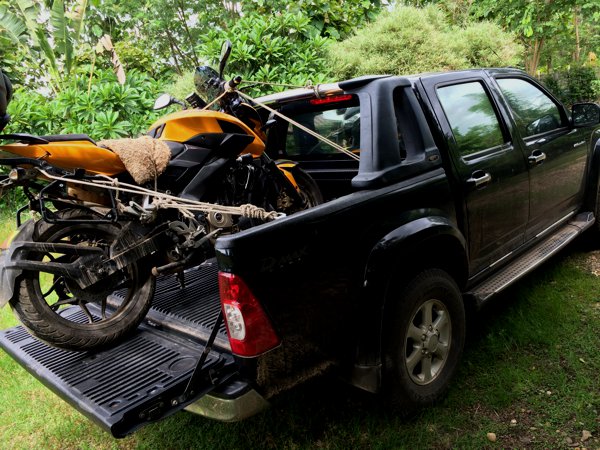 The Pulsar 200NS loaded onto a truck as I scrambled back to my accommodation room to pack my belongings. 