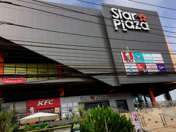 Star Plaza in Aranyaprathet, Thailand. I haven't seen malls like this in quite a long while!